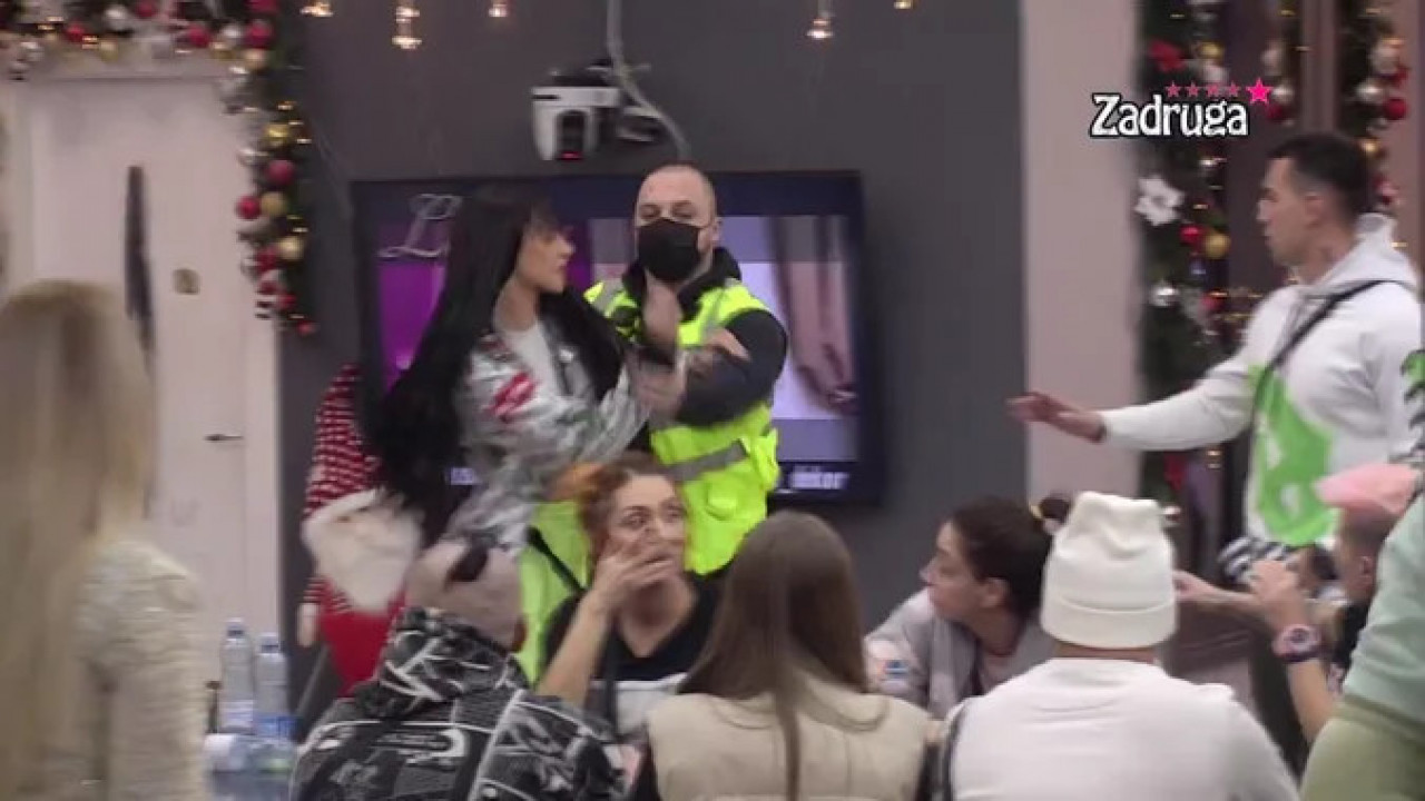 HAOS ZA CRNIM STOLOM: Tara napala Anđelu!