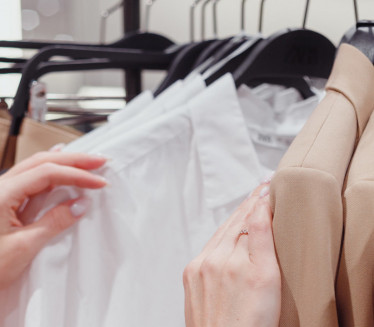 КОРИСНО: Како да вам дупло више одеће стане у плакар