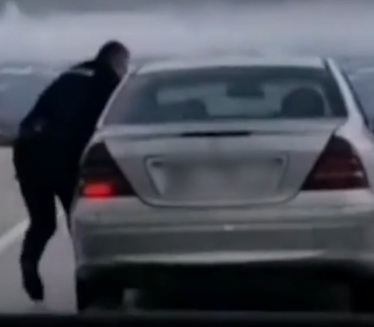 REČI SU MU HIT: Policajac u trku oteo volan pijanom Bosancu