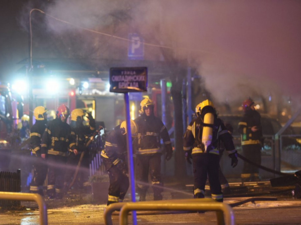ПОЖАР: Изгорео ресторан на Новом Београду, троје повређено