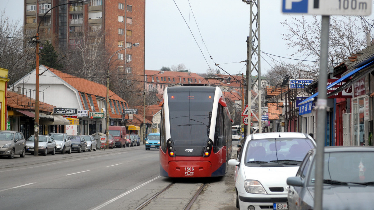 BACILI PETARDU ISPRED BEBE Otac munjevito reagovao - evo kako