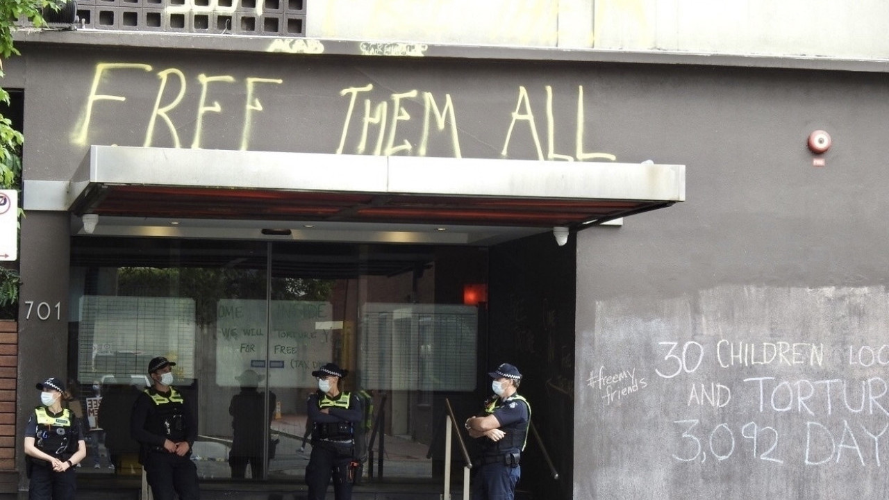 JEZIVO: 9 godina boravi u hotelu u kome je Novak zarobljen