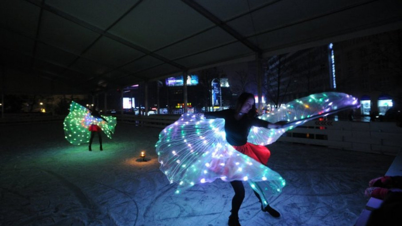 БЕОГРАДСКА ЗИМА: Свечано отворено клизалиште на Тргу