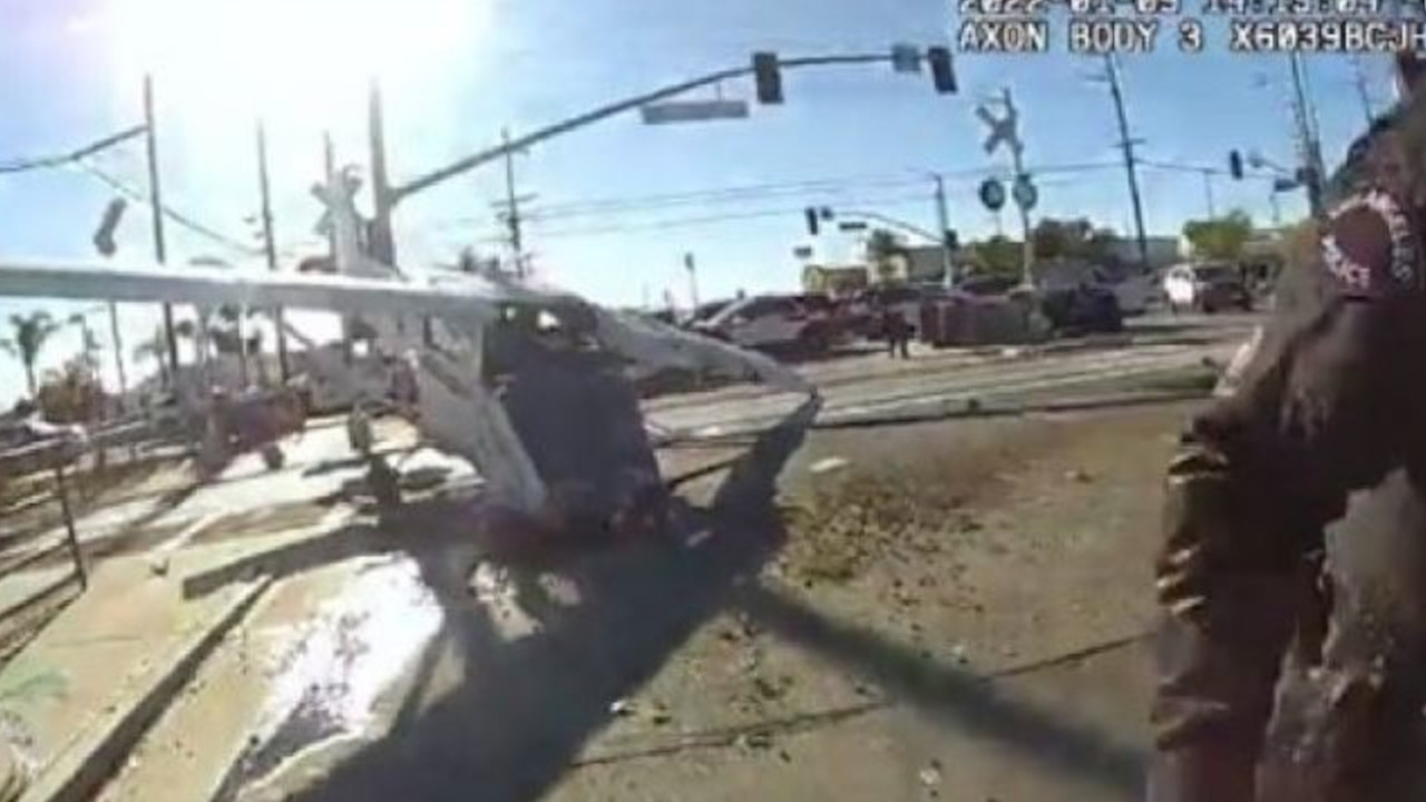 STRAVIČNA NEZGODA U AMERICI: Avion pao, pa udario u voz