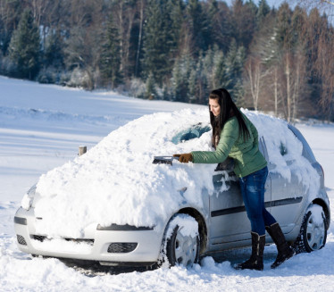 ОПРЕЗ: Ако вам се ауто заглави у снегу - урадите ОВО!