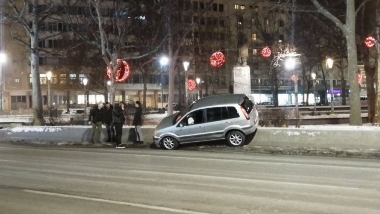 NEVEROVATNO: Kako je automobil uspeo ovde da završi?