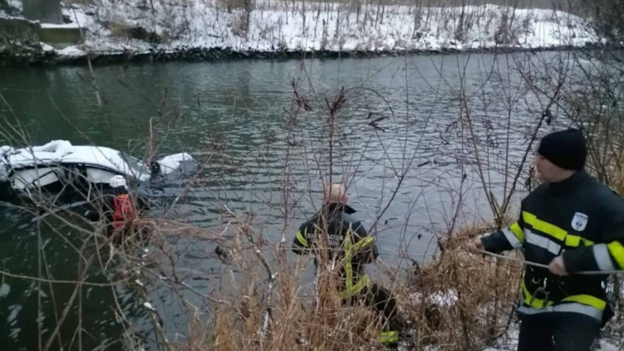 АУТОМОБИЛ СЛЕТЕО У МОРАВУ: Настрадала девојка