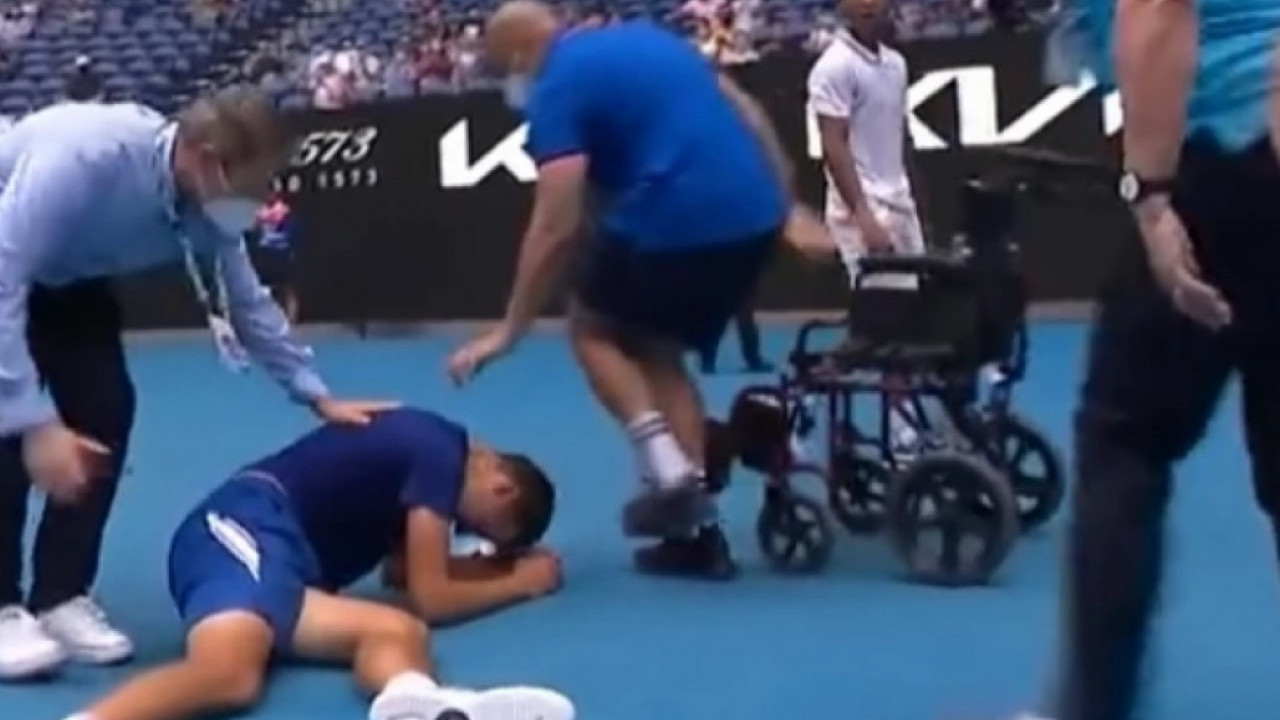 ДРАМА НА АО: Тенисер се срушио на терену, лекари га изнели