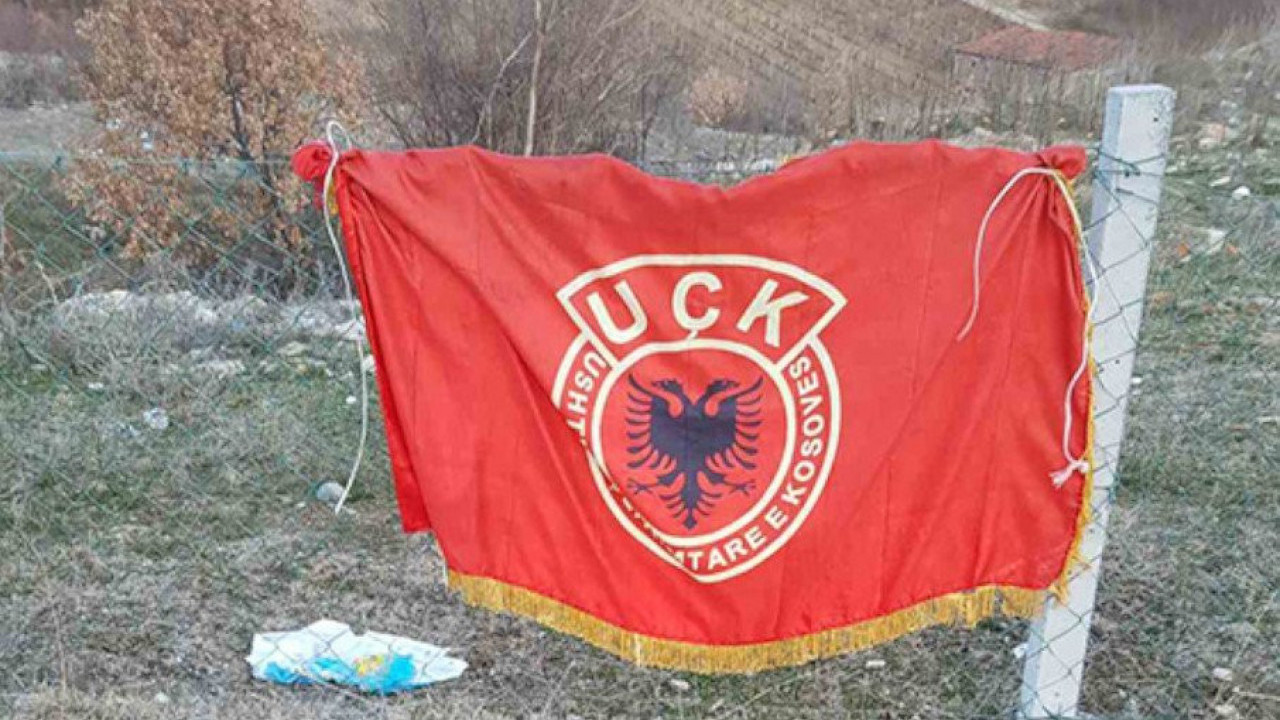 ЗАСТРАШИВАЊЕ СРБА: Застава терориста "УЧК" на огради цркве