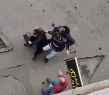 NASILJE U ZEMUNU: Muškarac napao ženu nasred ulice (VIDEO)