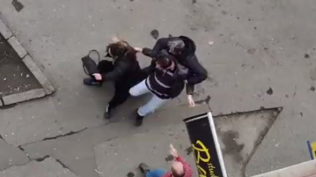 NASILJE U ZEMUNU: Muškarac napao ženu nasred ulice (VIDEO)
