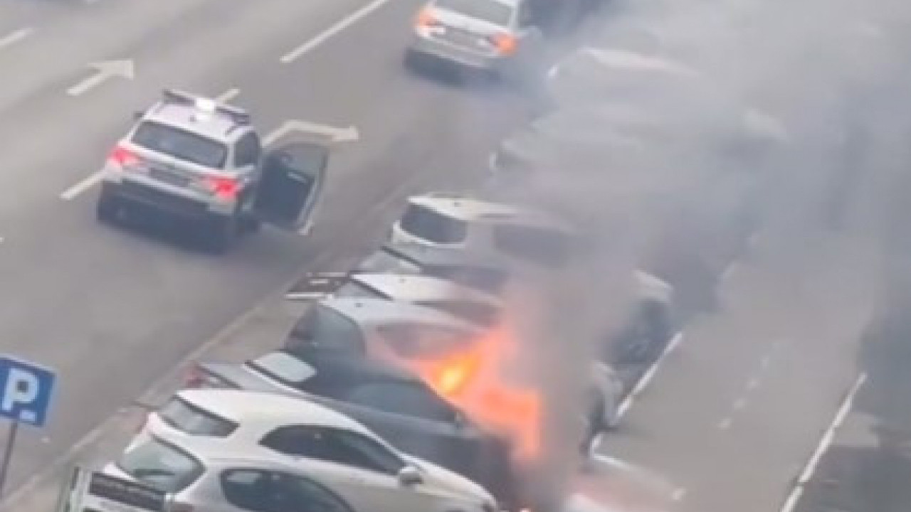IZGOREO AUDI: Policija ne isključuje da je požar podmetnut
