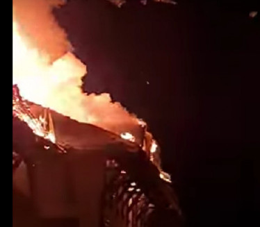 POŽAR U MANASTIRU: Konak u plamenu, vatrogasci se bore
