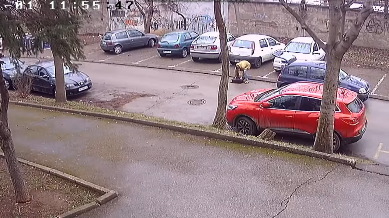 SRAM GA BILO! Parkirao se i ukrao poklopac slivnika sa ulice