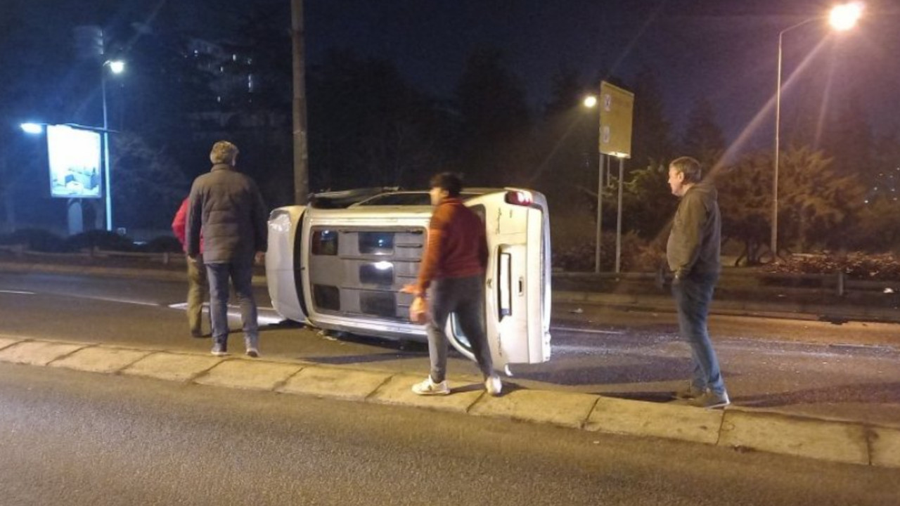 НЕМА ПОВРЕЂЕНИХ: Преврнуо се аутомобил на Мостарксој петљи