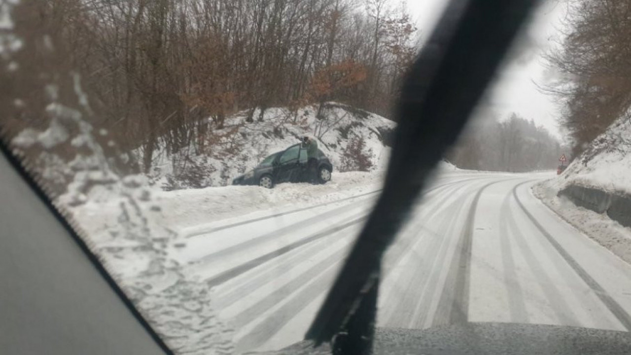 AUTO SLETEO SA PUTA: Sneg opet pravi muke u Srbiji (FOTO)