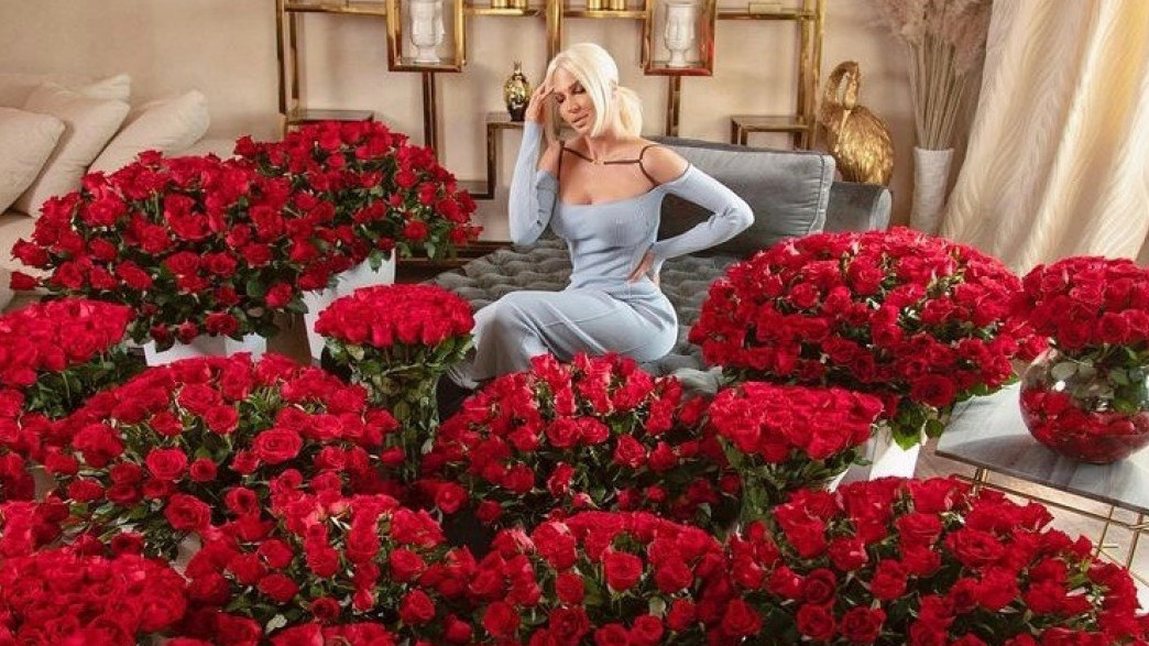 POPUT KRALJICE: JK pokazala da je voljena - od koga su ruže?