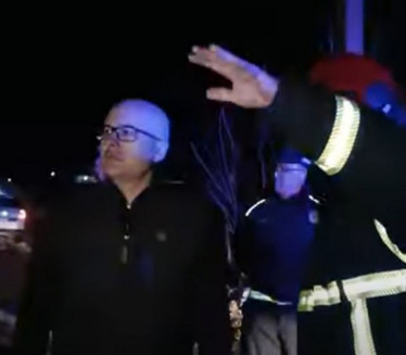 POŽAR U FUTOGU: Miloš Vučević sa vatrogascima (VIDEO)
