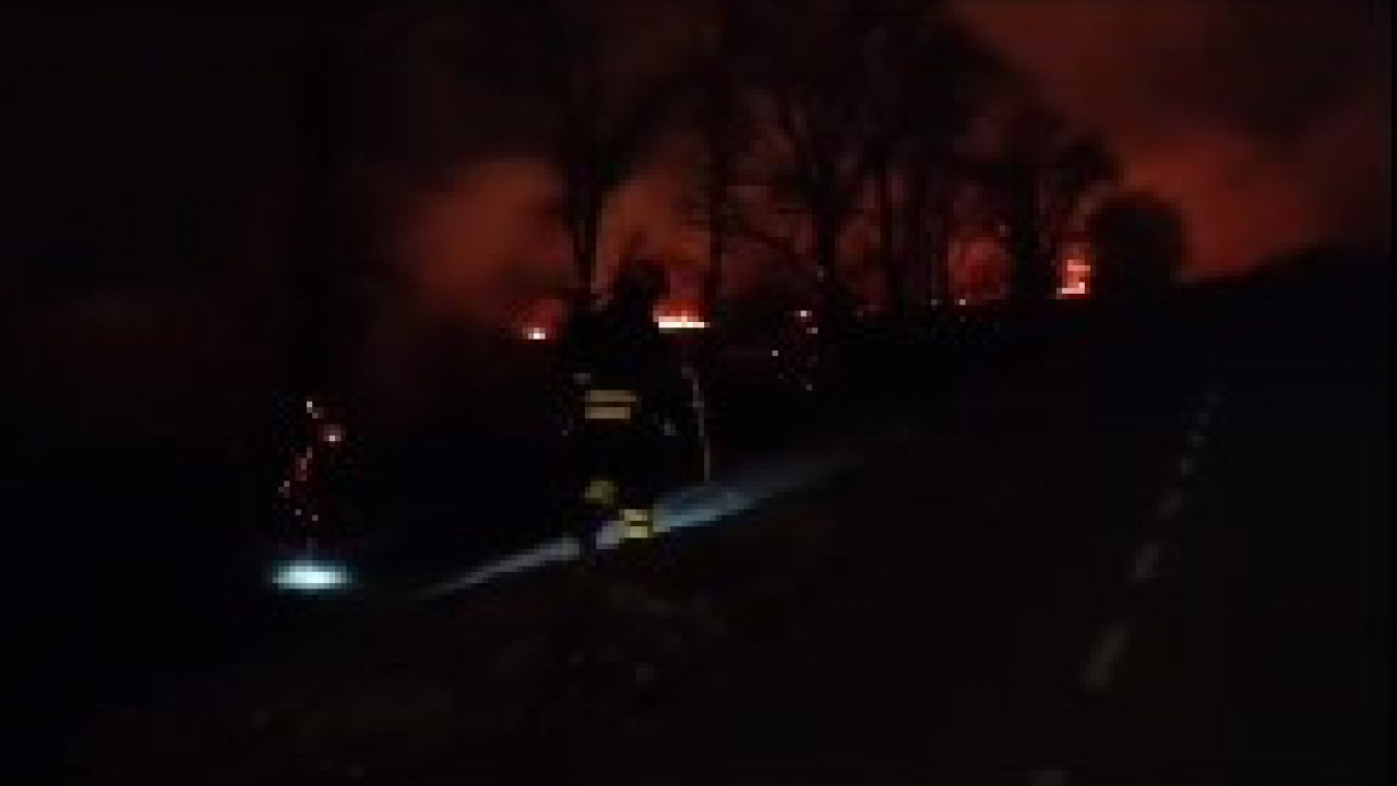 BORBA SA VATROM: Vatrogasci ne odustaju!