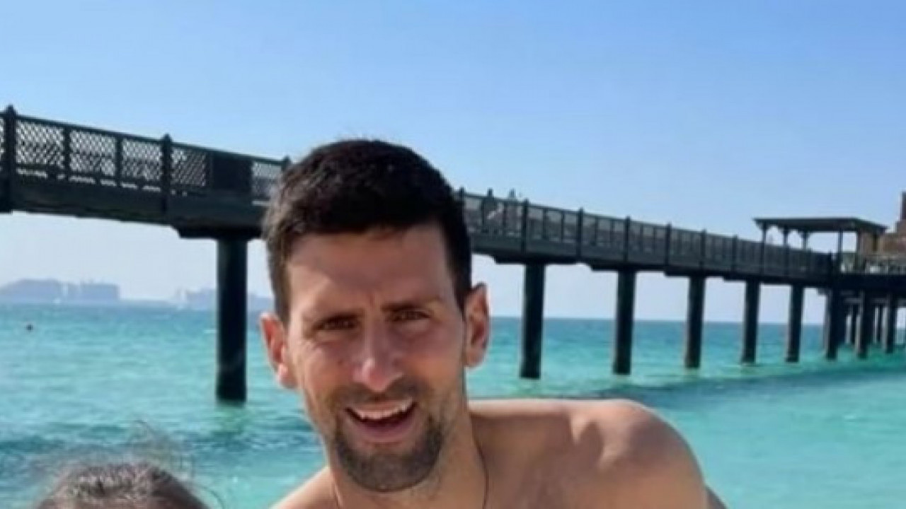 NOLE NA PLAŽI: Sa fanovima u Dubaiju - nabacio kilograme