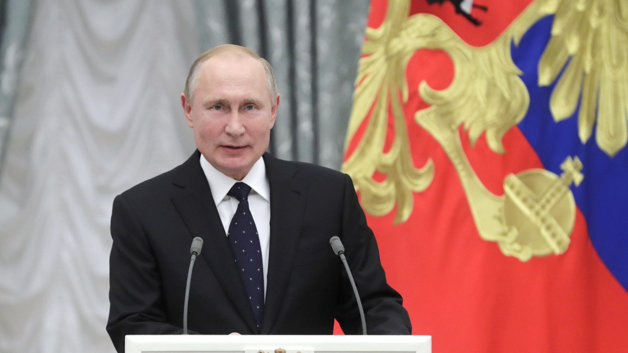НАША СЛОБОДНА ОТАЏБИНО Путин узео микрофон и поносно запевао