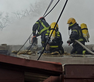 ГОРИ ЗГРАДА ПРИВРЕДНЕ КОМОРЕ СРБИЈЕ: Пожар у Чачку
