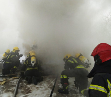 POŽAR NA KARABURMI: Gori krov zgrade, 16 vatrogasaca se bori