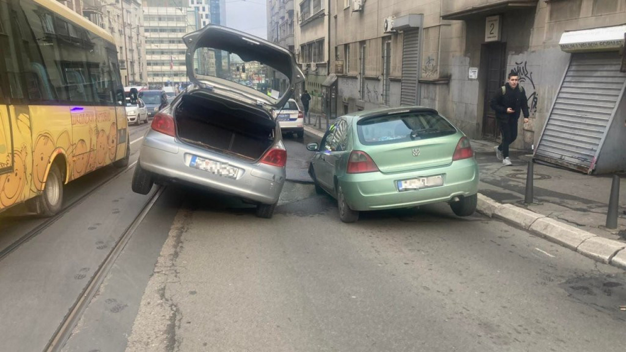 BIZARNA SCENA: Automobili propali kroz asfalt u centru BG-a
