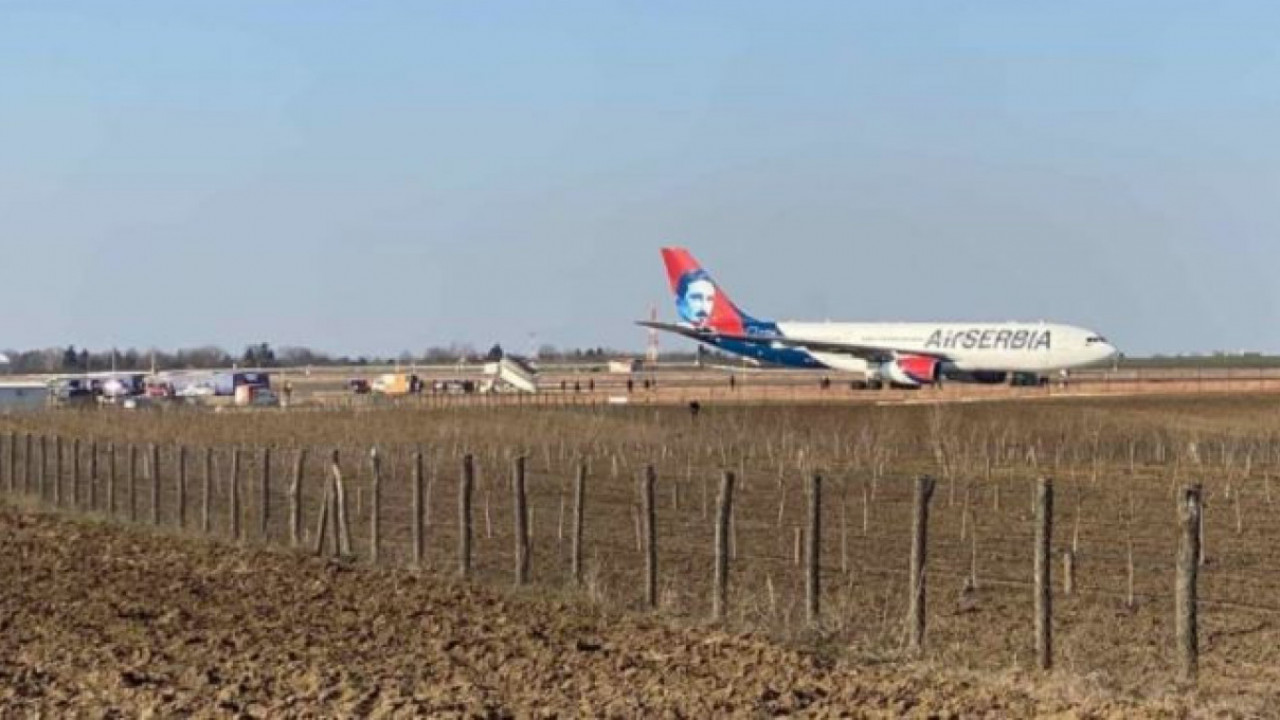 DOJAVA O BOMBI U AVIONU: Let vraćen u Beograd