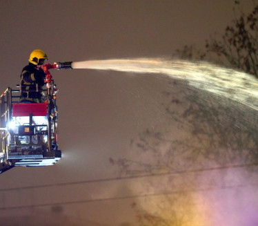 ГОРИ У САД: Ватрогасци се боре са највећим активним пожаром