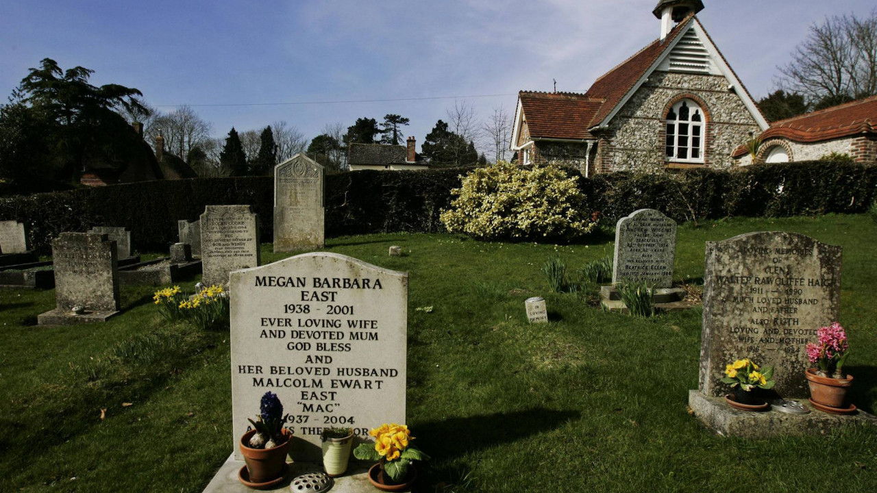 СВАЂА ОКО УРНЕ: Жена 27 год. посећивала погрешан гроб мужа