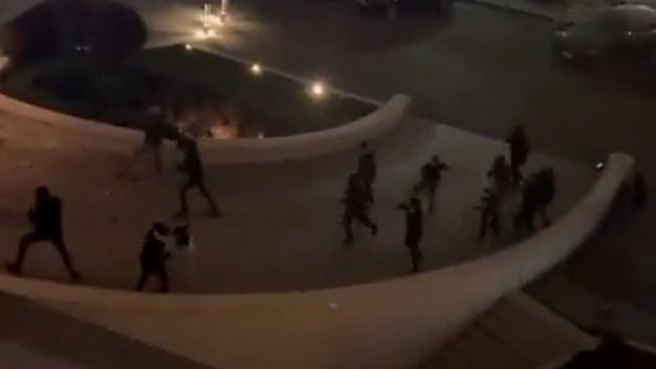 "POMOZITE MU!" Novi snimak tuče navijača Zvezde i Rendžersa