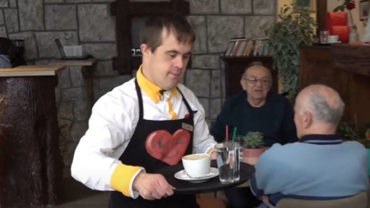 NIKO DRUGI IM NIJE DAO ŠANSU: Najhumaniji kafić u Srbiji