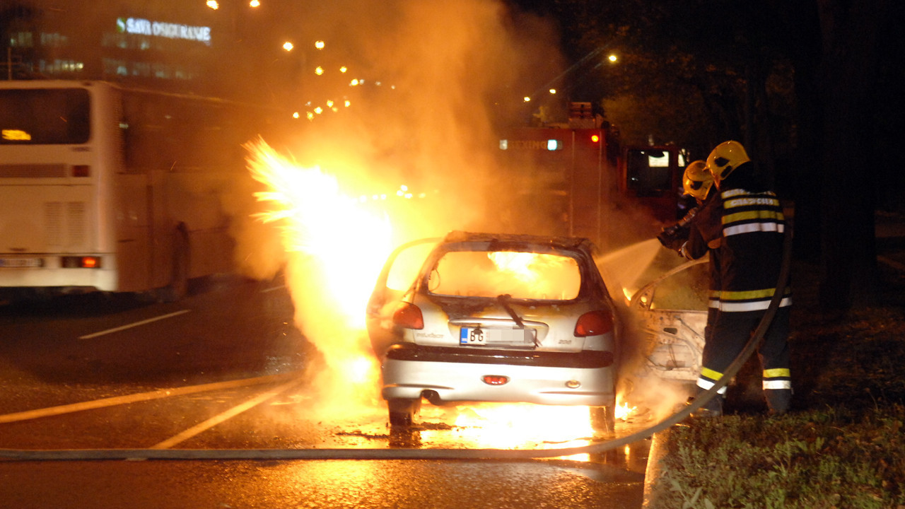 DRAMA U BG-U: Kupio sinu auto, zapalio se posle 10 minuta