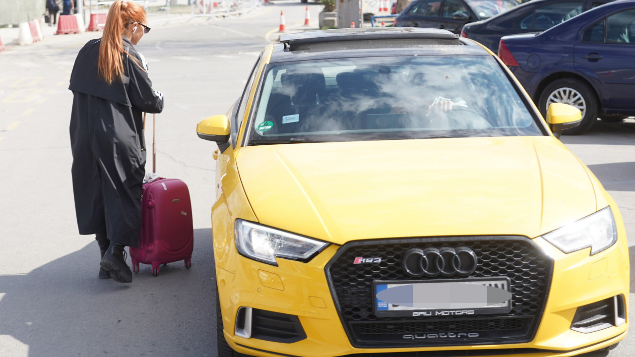 ТЕОДОРИНА ЛУКС МАШИНА: Ко је то Џехву сачекао на аеродрому?