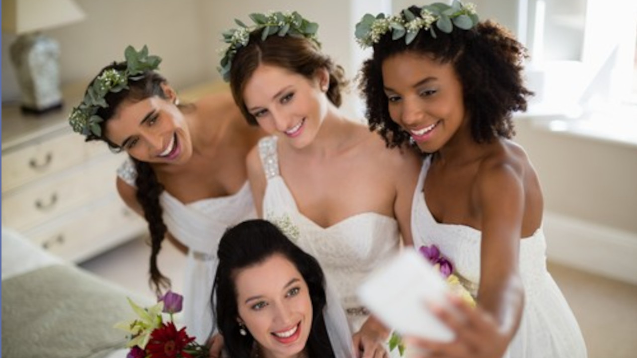 ЈЕЗИВ РАЗЛОГ: Ево зашто све деверуше имају исту хаљину