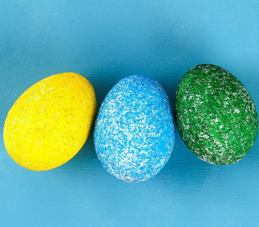 NEOBIČNA I EFEKTNA TEHNIKA: Farbanje uskršnjih jaja pirinčem