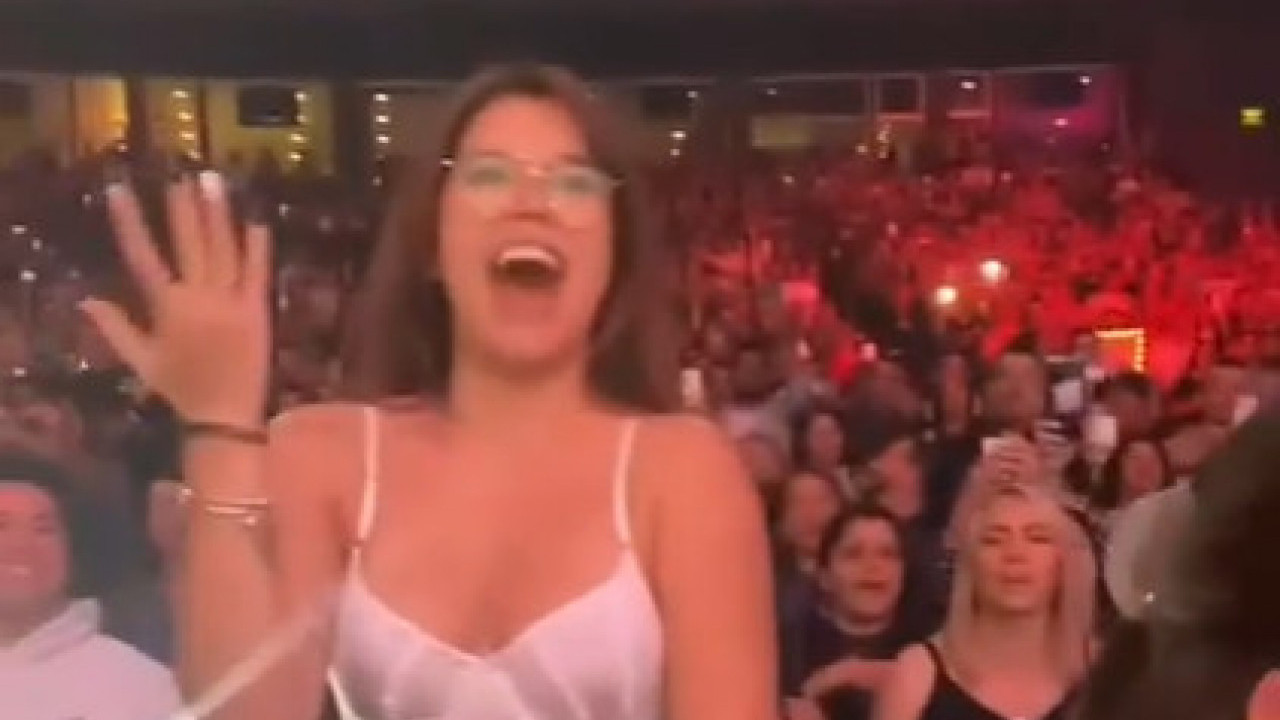 НЕВЕРИЦА: Скинула се усред концерта - нуди се певачу (ВИДЕО)