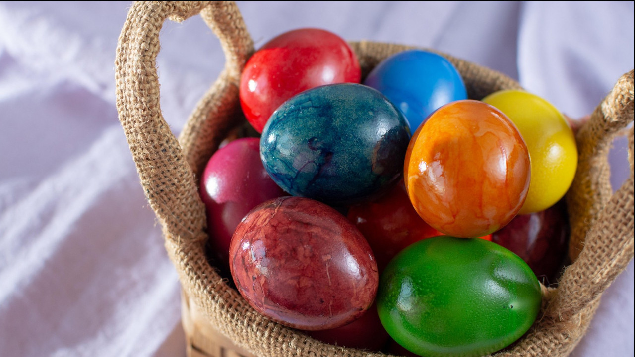 ИНТЕНЗИВНЕ И ПАСТЕЛНЕ БОЈЕ: Фарбање јаја воћем и кафом ВИДЕО