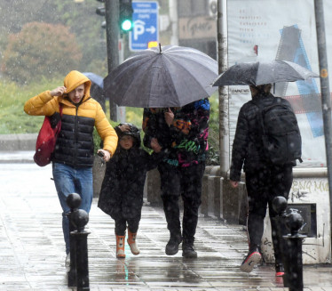 ВРЕМЕ ДАНАС: Очекују се обилне падавине са олујним ударима