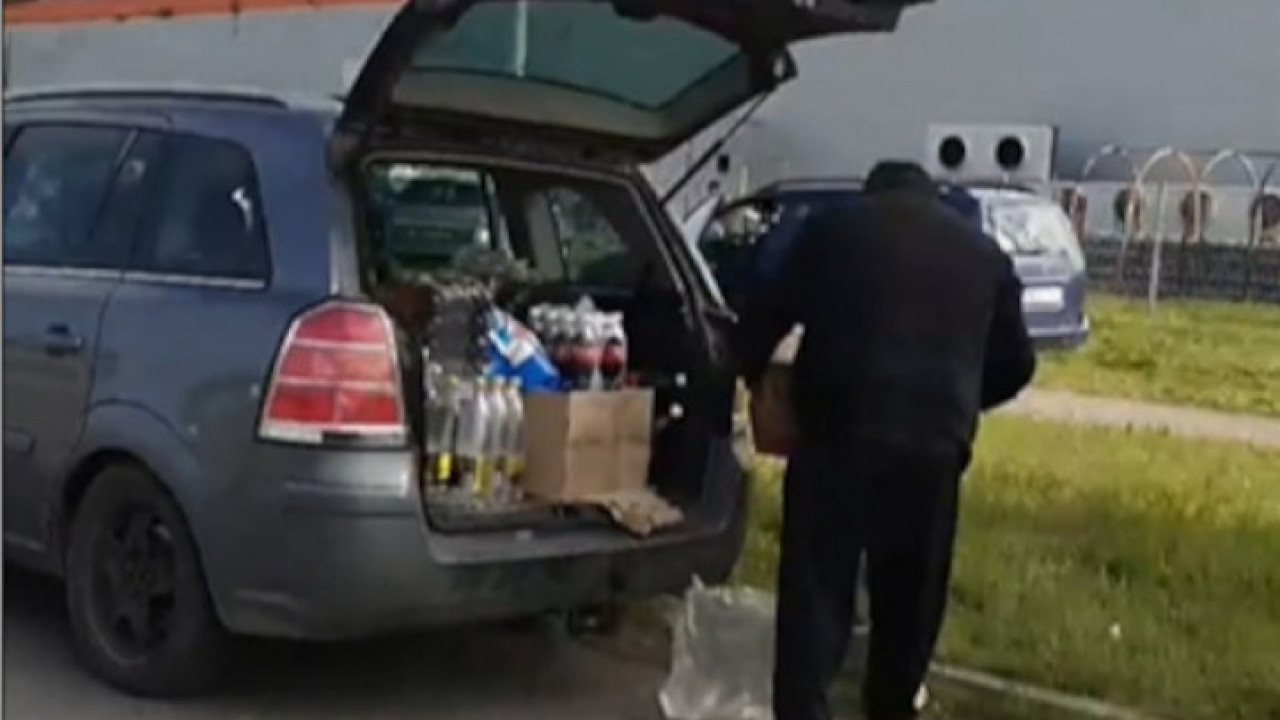 RAZBESNELO SVE: Iz oštećenog marketa masovno uzimaju robu