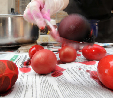 СНАЖНА СИМБОЛИКА: Зашто се јаја фарбају у црвено?