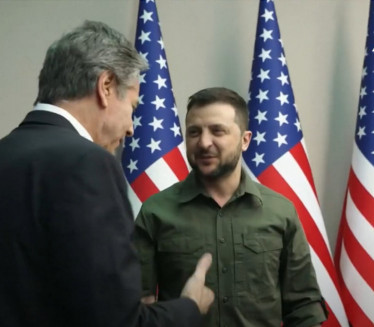 ВИДИТЕ СНИМАК: Секретар САД и Зеленски, загрљаји са војском