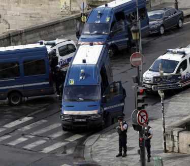 SNIMCI NAKON PUCNJAVE U PARIZU: Policija na ulicama (VIDEO)