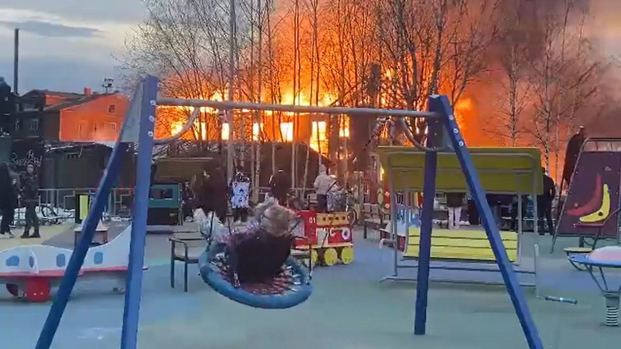 NEVEROVATAN PRIZOR: Kuća im gori, oni uživaju (VIDEO)