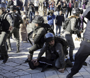 НОВИ СУКОБИ У ЈЕРУСАЛИМУ: Повређено бар 42 Палестинаца