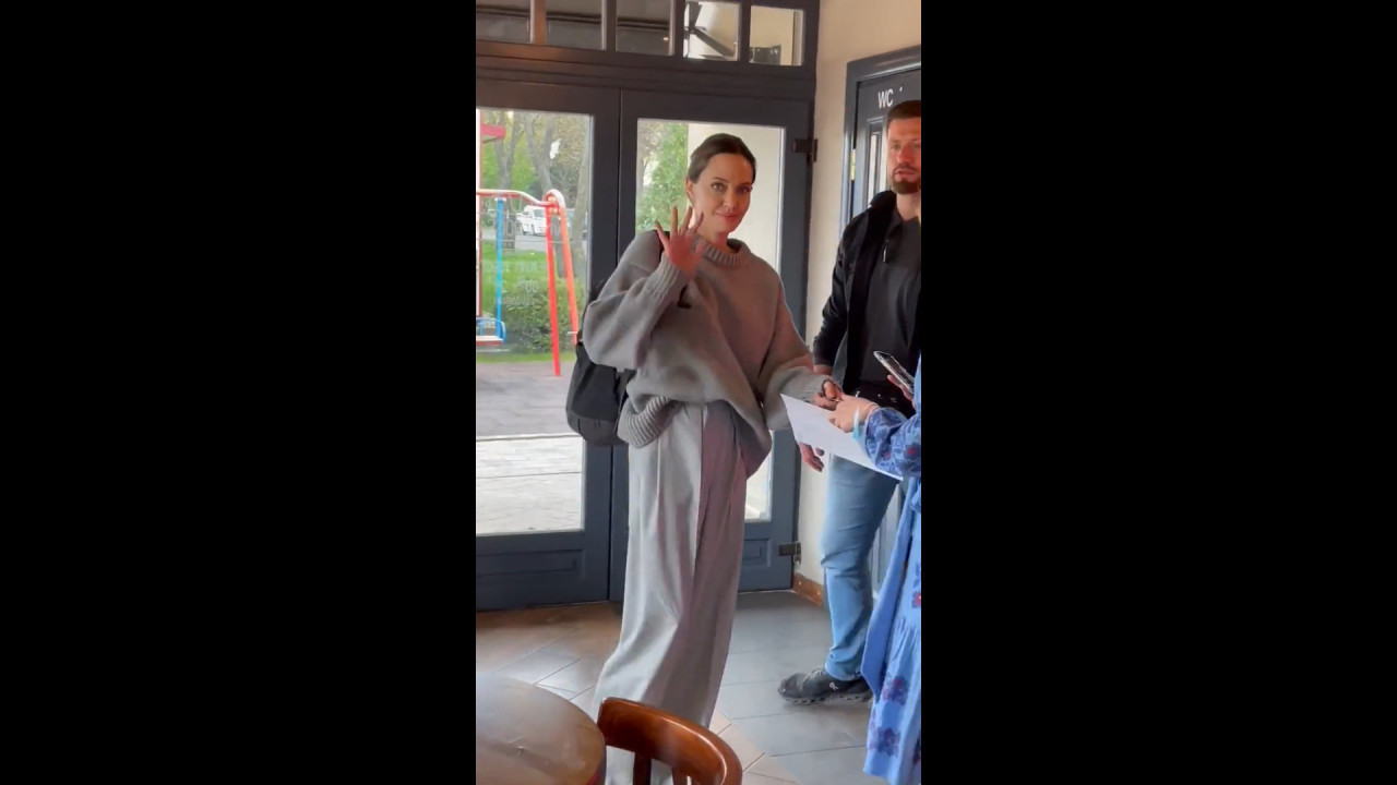 ANĐELINA U UKRAJINI: Glumica primećena u kafiću (VIDEO)