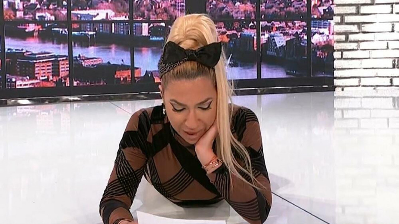 LEŽI NA PODU I ČITA VESTI: Jovana ponovo iznenadila sve