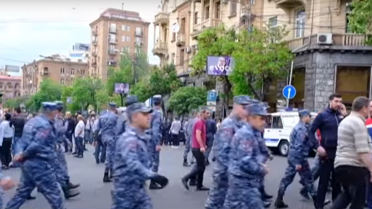 PROTESTI U JEREVANU: Policija privodi demonstrante