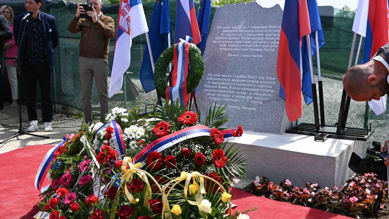 Вулин и Харченко на отварању споменика "Нишког инцидента"